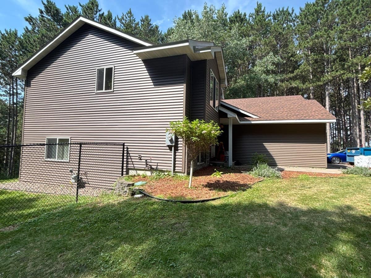 Brown vinyl siding and a new shingle roof on a home in Big Lake, MN